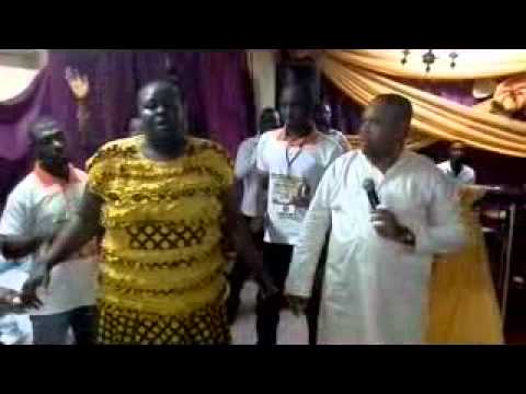 cette femme sait que ce pasteur est son seul moyen pour r&eacute;soudre ses multiples probl&egrave;mes 